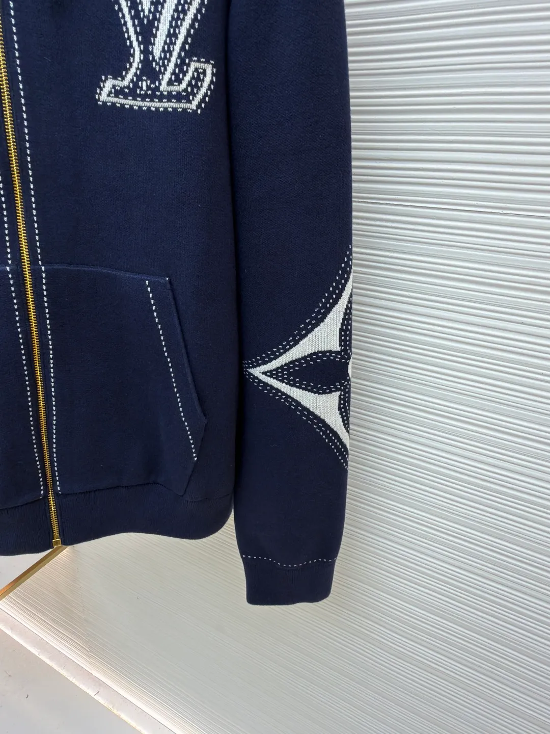 LOUIS VUITTON four-leaf clover zipper jacket ●Authentic product: purchased and developed by 17459 ●Item number: 1681002-C10 ●Fabric: combed siro spinning ●Technology: knitting ●Version: fitted version ●Weight: about 1070 grams ●Size: S-M-L-XL ●Description: The fabric is made of 60-count double-strand combed siro spun yarn, which is twisted into one strand from 3 yarns, and is fixed-dyed in beige gray. Imported 1 4 knitting machines are used. A variety of local jacquard techniques plus an extremely complex double-sided middle plating technique can make the pattern convex and increase the thickness. Fine 16-needle sewing plate plus flat turning technology. The whole piece is washed with soft water. Same style for men and women!